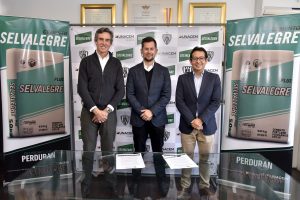 José Antonio Correa, Gerente General de Unacem Ecuador; Andrés Larriva, Gerente Comercial en Independiente del Valle, y David Montenegro, Gerente Comercial de Unacem Ecuador durante la renovación del contrato.