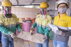 UNACEM Ecuador reutiliza las mangas usadas de los filtros colectores de polvo para el control de emisiones de material particulado como cortinas para la contención del polvo difuso.